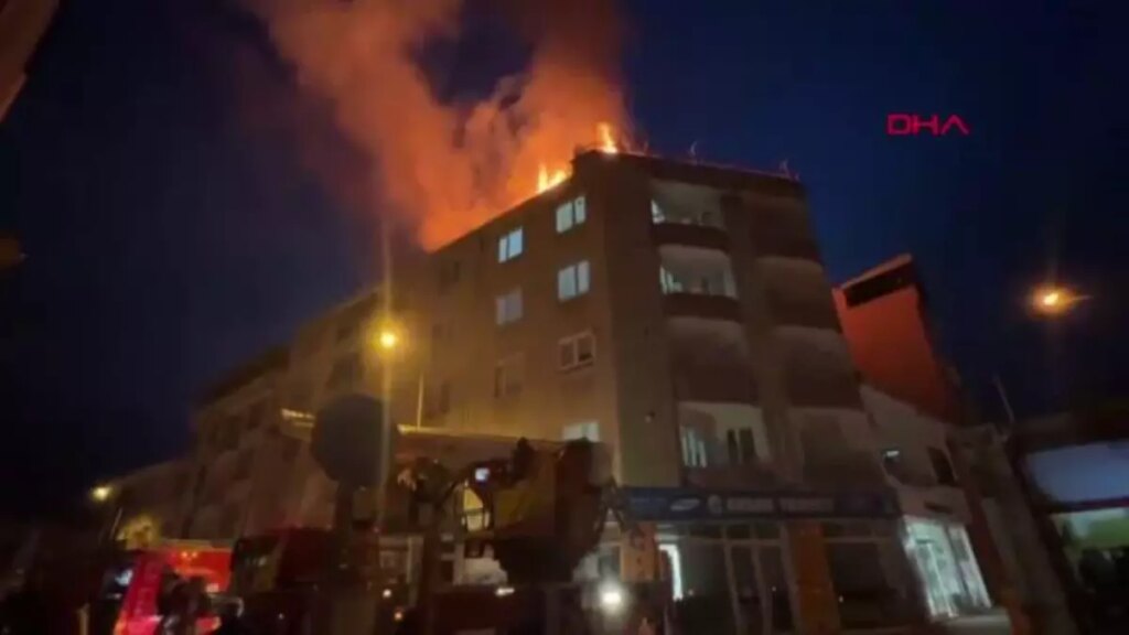 5 KATLI APARTMANIN ÇATISI ALEV ALEV YANDI