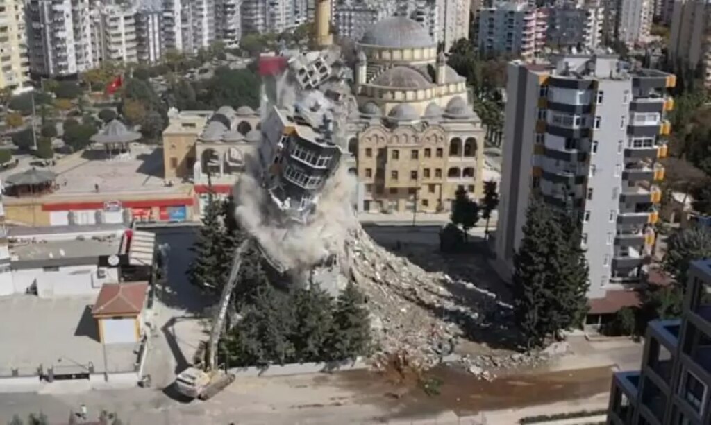 Adana’da depremde ağır hasar alan bina kontrollü yıkıldı