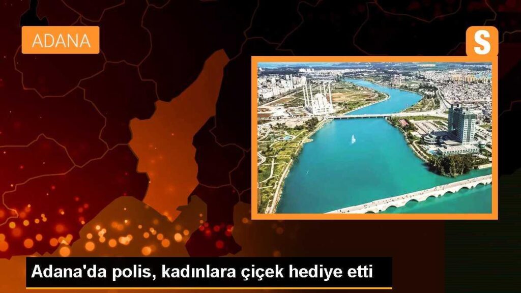 Adana’da polis, kadınlara çiçek hediye etti