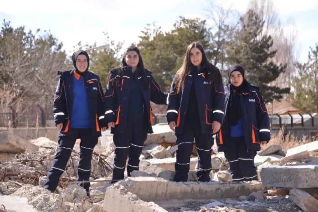 ‘AFAD’ın melekleri’, kurtarma çalışmalarında yaşadıklarını anlatırken duygulandı