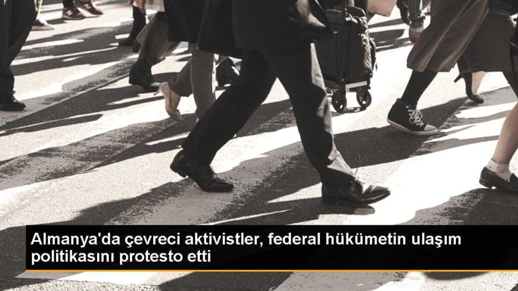 Almanya’da çevreci aktivistler, federal hükümetin ulaşım politikasını protesto etti
