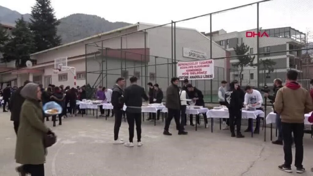 AMASYA’DA ÖĞRENCİLER,DEPREMZEDELER İÇİN KERMES DÜZENLEDİ
