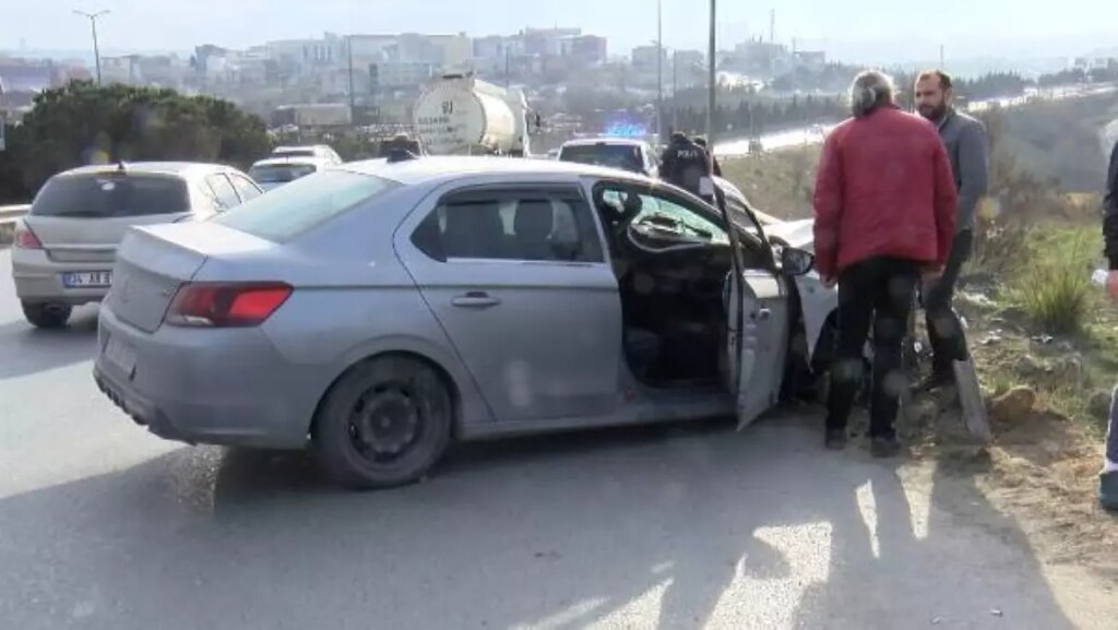 BAŞAKŞEHİR’DE ÇARPTIĞI BARİYER OTOMOBİLE OK GİBİ SAPLANDI