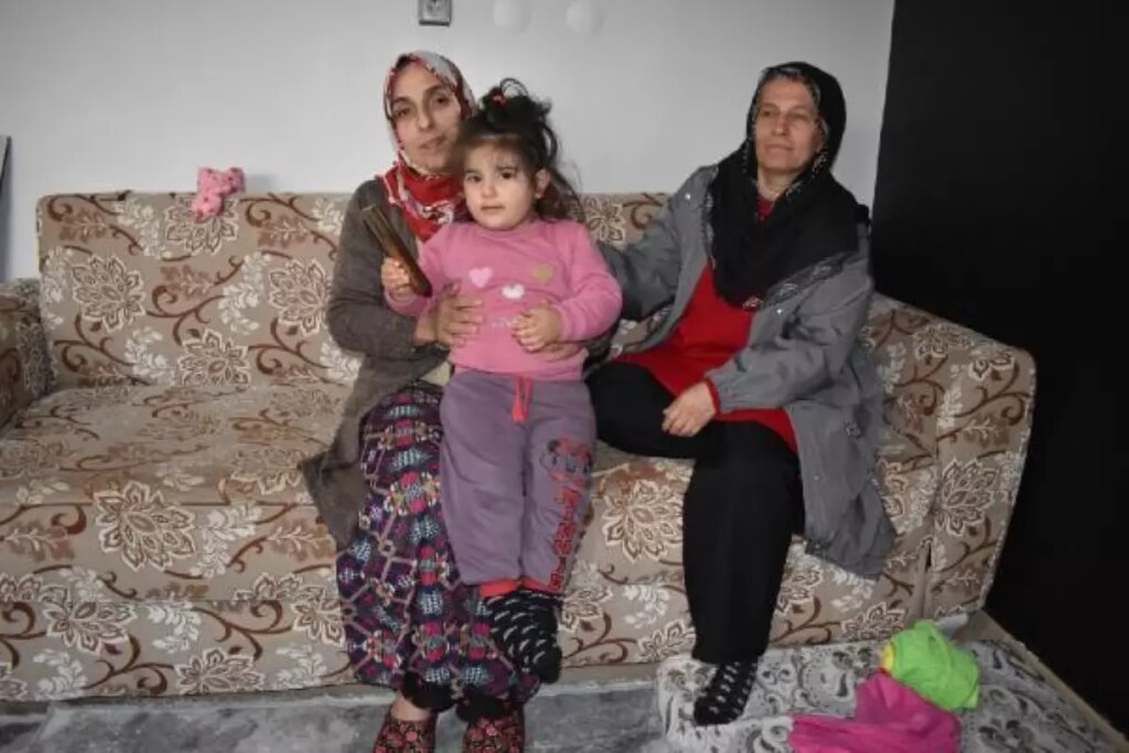 Batman’da muhtar Fatma, 16 depremzede aileyi mahalledeki evlere yerleştirdi