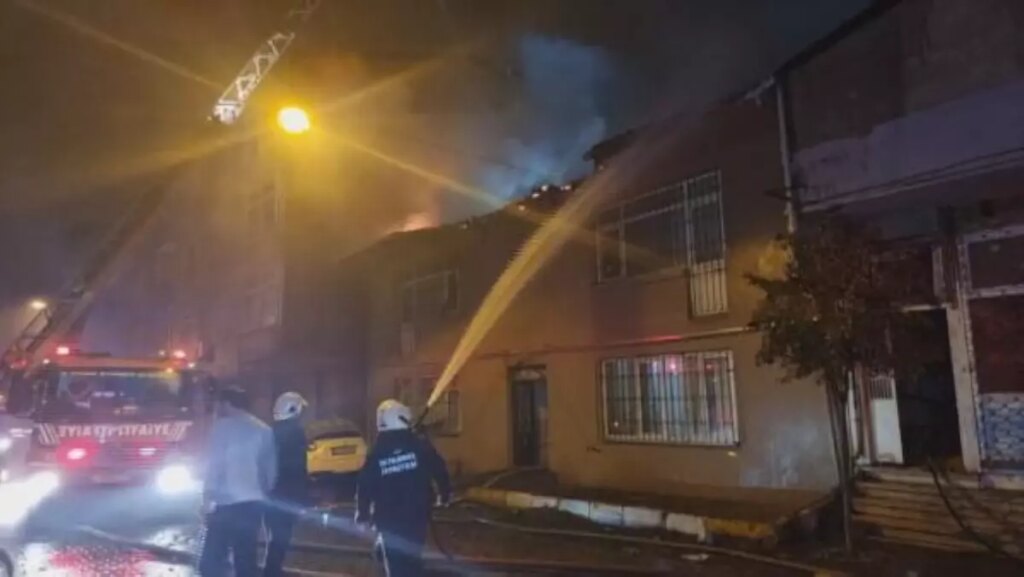 BEYOĞLU’NDA 2 KATLI BİNANIN ÇATISI ALEV ALEV YANDI.