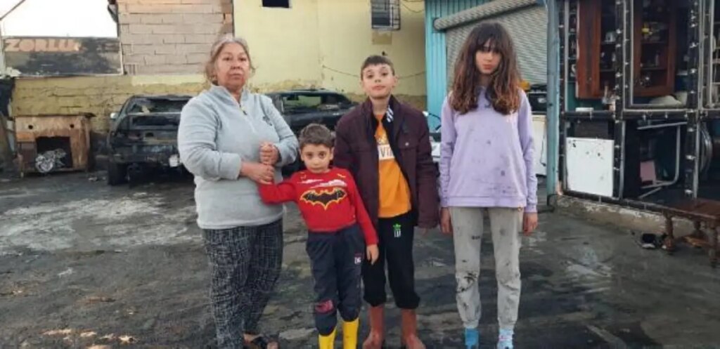 Çadır yandı; 10 kişilik depremzede aile sokakta kaldı