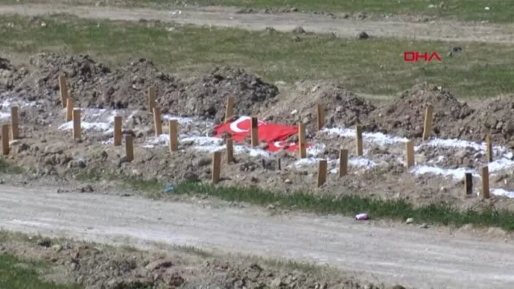 DEPREM MEZARLARINA TÜRK BAYRAĞI ASIP, MEZAR TAŞLARINI YAPTIRDILAR