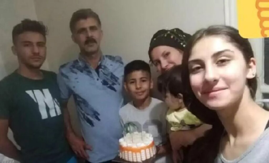 Depremde 3 ferdini kaybeden aileden geriye mutlu günlerdeki fotoğrafları kaldı
