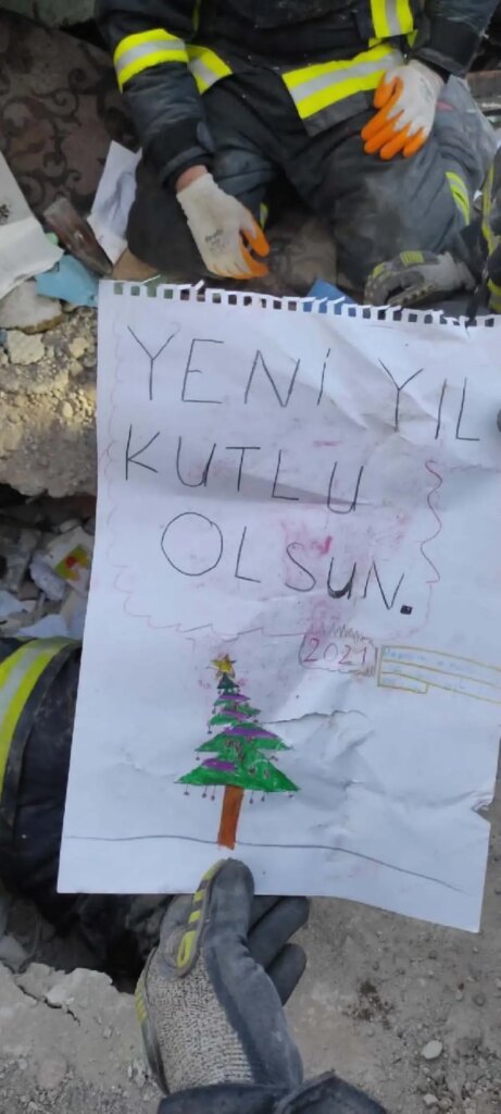 DEPREMDE ÖLEN 9 YAŞINDAKİ MEHMET, ÇİZDİĞİ YILBAŞI RESMİNDE DEPREMSİZ YIL DİLEMİŞ