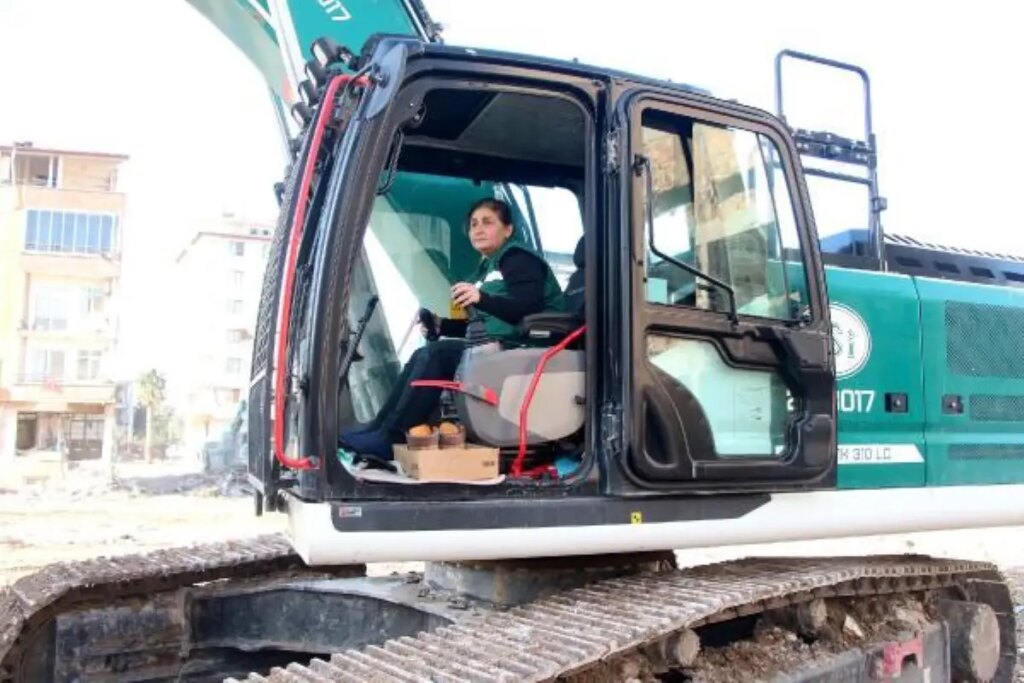 DSİ’nin ‘Perihan Abla’sı, hem enkaz kaldırıyor hem de mesai arkadaşlarına kahvaltı hazırlıyor