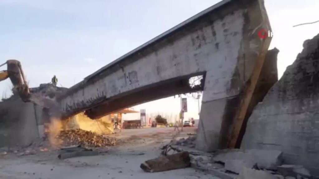 Edirne’de asırlık tren yolu üst geçidi yıkıldı