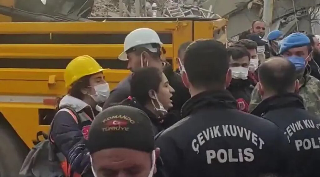 Enkaz başından uzaklaştırılmak istenen AFAD görevlisi kadın isyan etti