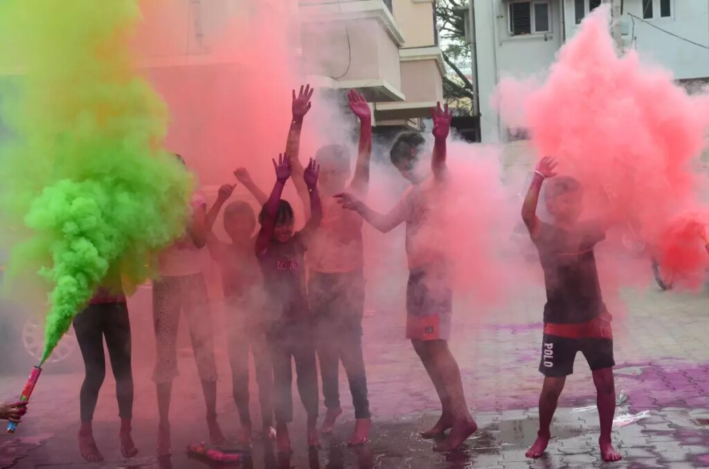 Hindistan’da Renklerin Festivali Holi Coşkuyla Kutlanıyor