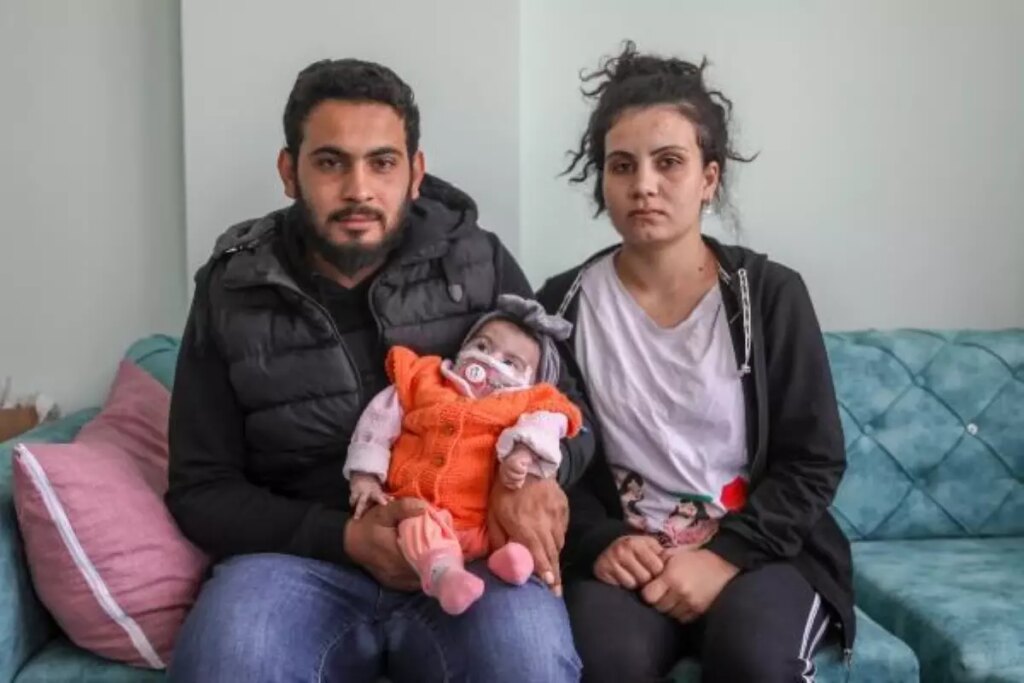 İkizi depremde ölen SMA’lı Aybüke, hayata tutunmaya çalışıyor