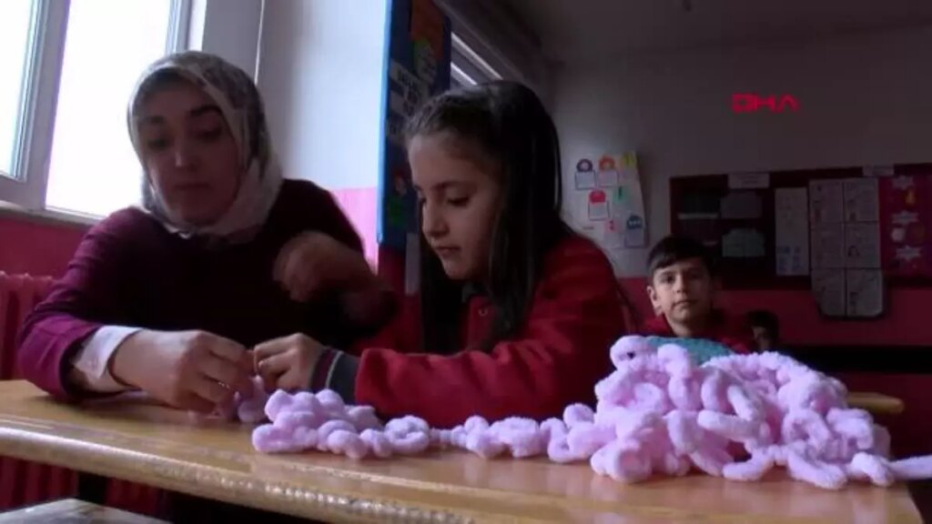 İLKOKUL ÖĞRENCİLERİ ÖĞRETMENLERİ İLE DEPREMZEDE ÇOCUKLAR İÇİN ATKI ÖRDÜ