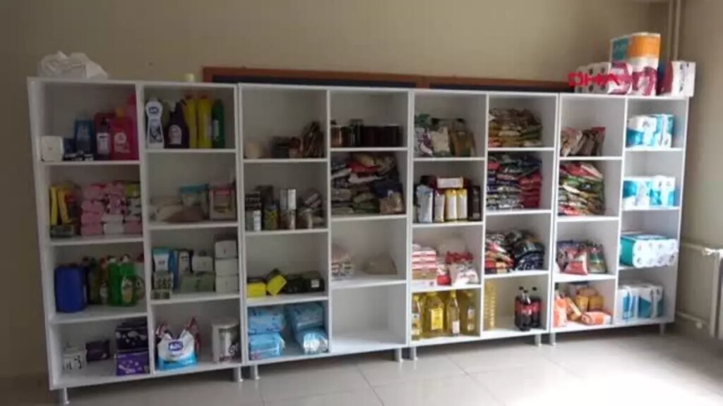 İLKOKUL ÖĞRENCİLERİ, OKULDA DEPREMZEDE ARKADAŞLARI İÇİN SOSYAL MARKET OLUŞURDU