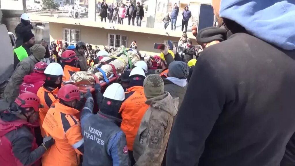 İzmirli Kadın İtfaiyeci Deprem Bölgesinde Yaşadıklarını Anlattı: “Ben Artık Aynı Pelin Değilim”