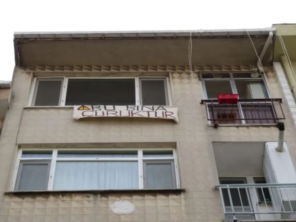 KADIKÖY’DE ‘BU BİNA ÇÜRÜKTÜR’ PANKARTI ASIP EVİ BOŞALTTI