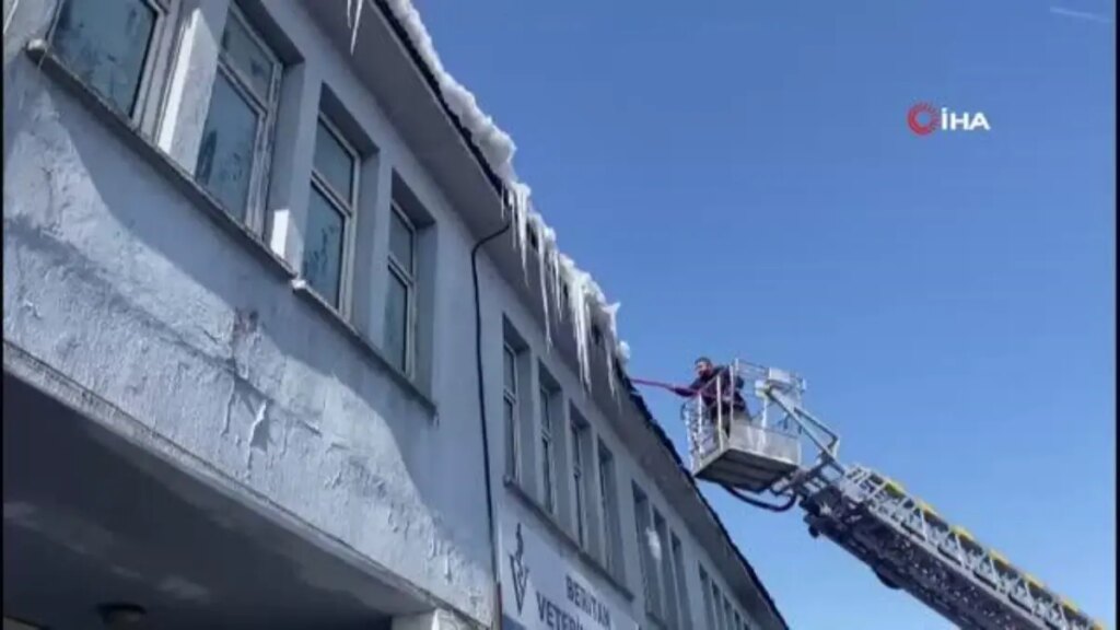 Karlıova’da tehlike arz eden buz sarkıtları temizleniyor
