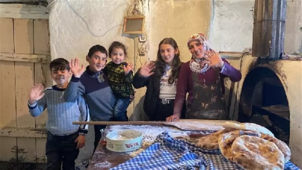 Kars’ta köyde yaşayan 4 çocuk annesi, İngilizce öğretmenliği hayali için YKS’ye hazırlanıyor