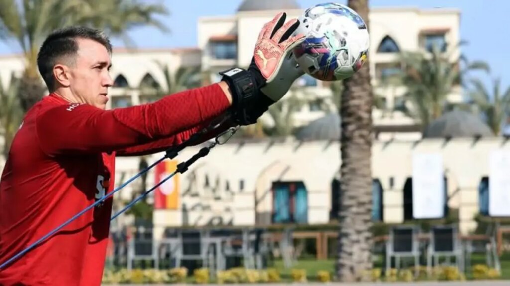 Koltuk değneklerini atan Fernando Muslera, Konyaspor maçında eldivenleri geri alıyor