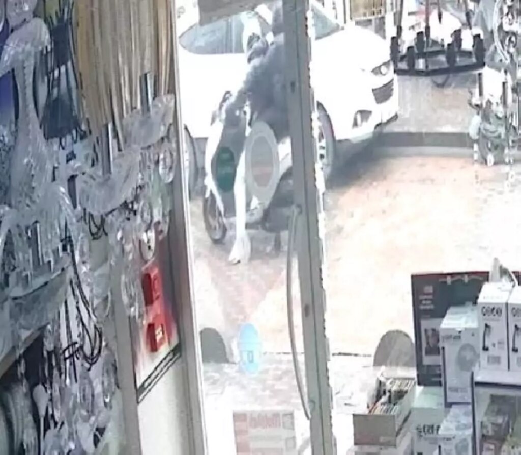 Küçükçekmece’de motor tamir dükkanına silahlı saldırı kamerada