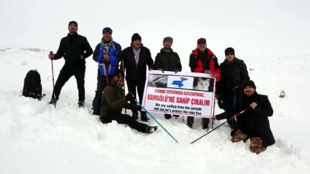 Kuraklığa dikkat çekmek için, Zernaki Tepe’ye tırmanıp pankart açtılar
