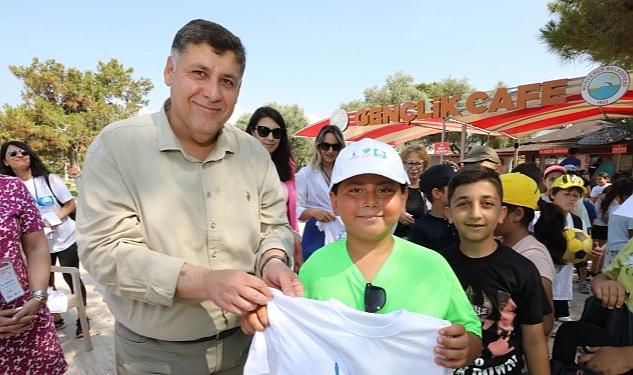 Menderes’te Mavi Bayraklar Göndere Çekildi