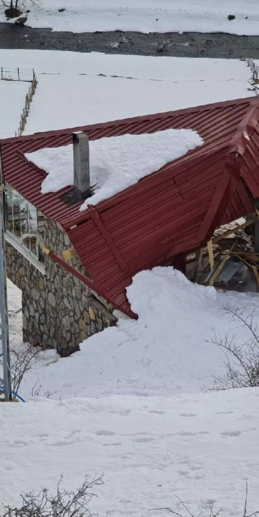 Ordu’da evin üzerine düşen kar kütlesi hasara neden oldu