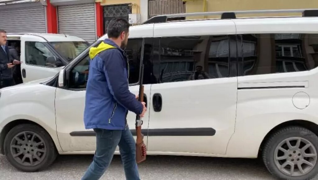 Sinir krizi geçiren veteriner, pompalı tüfekle ateş açtı