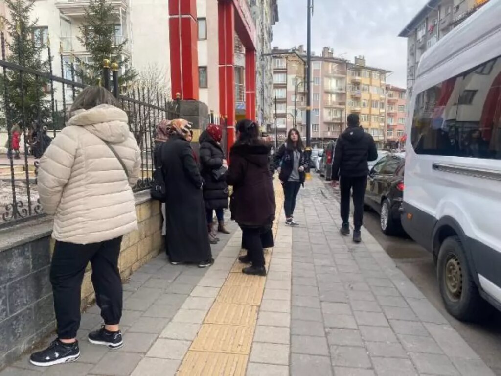SİVAS’TA 4,2 BÜYÜKLÜĞÜNDE DEPREM
