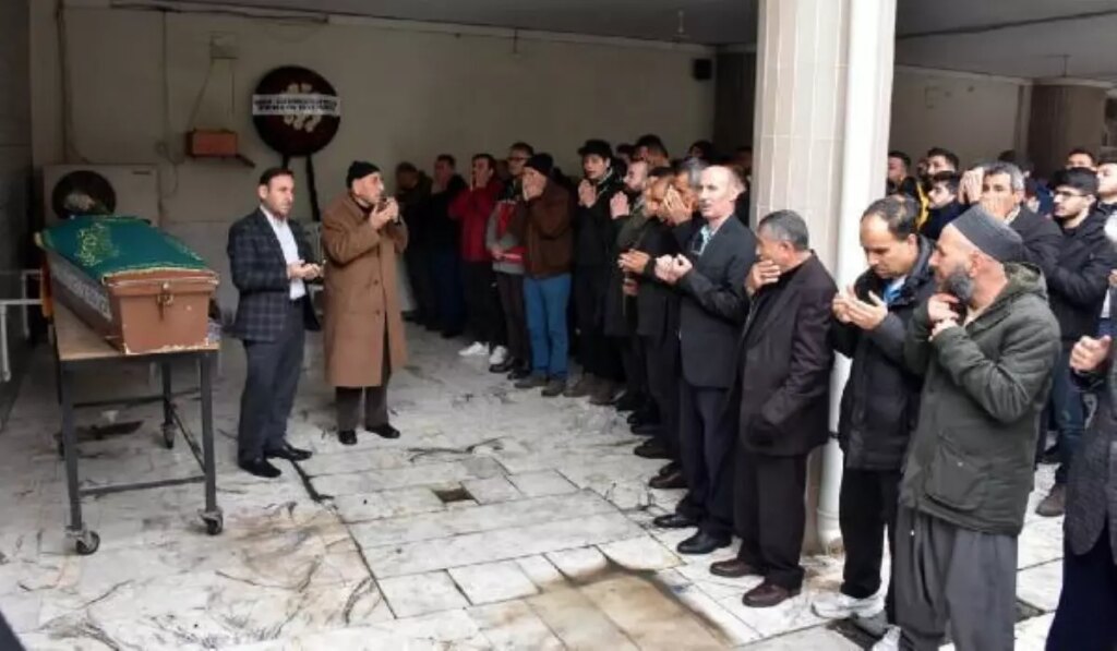 Yaralıya müdahale ederken otomobil çarpan sağlıkçı, son yolculuğuna uğurlandı
