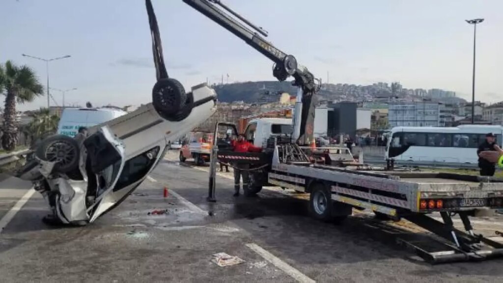 Yolu kaçırınca geri geri gelen sürücünün otomobiline cip çarptı: 1 ölü, 4 yaralı