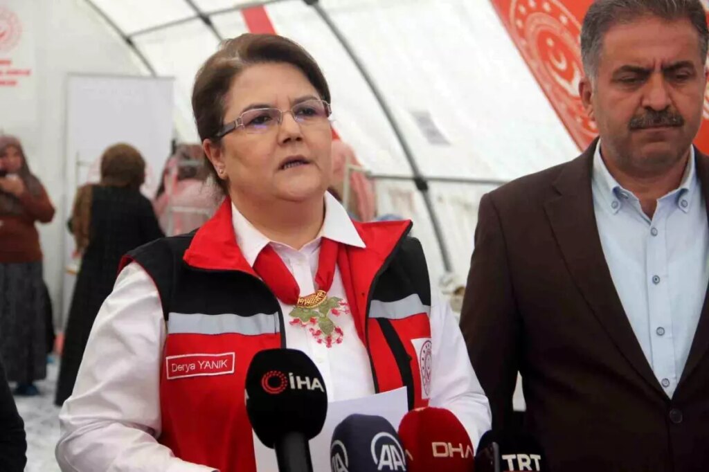 Bakan Yanık depremzede kadınları ziyaret etti