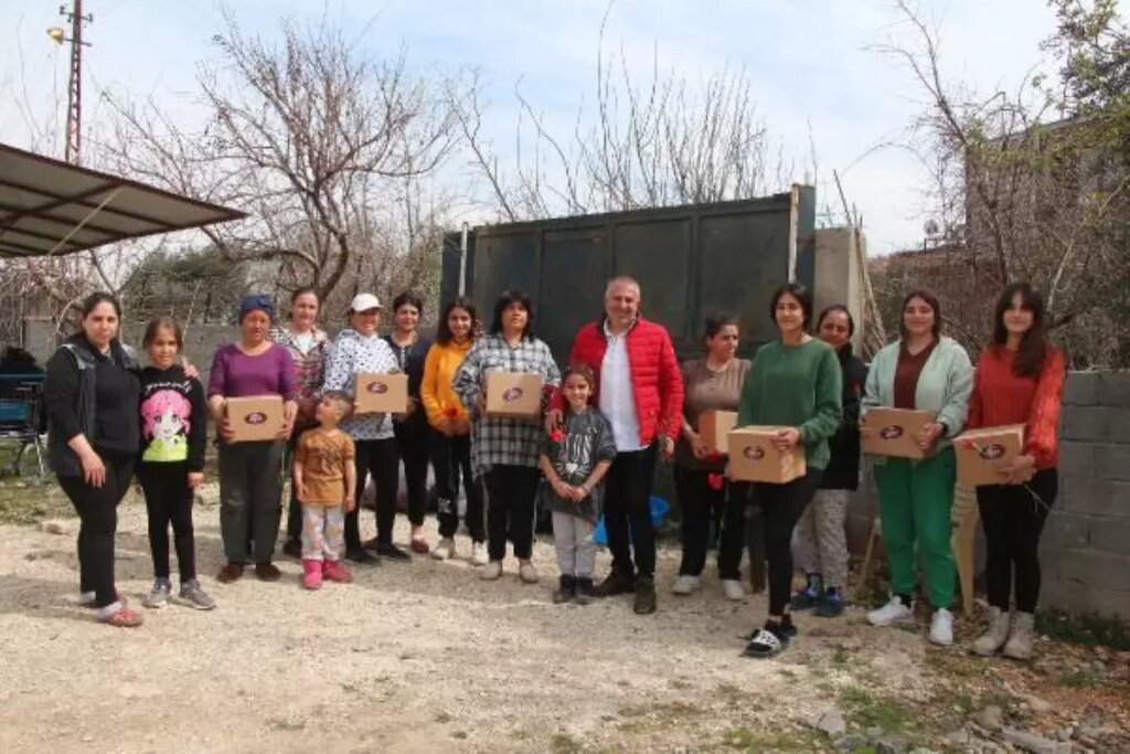 Hatay’da çadırda kalan kadınlara ‘8 Mart’ karanfili