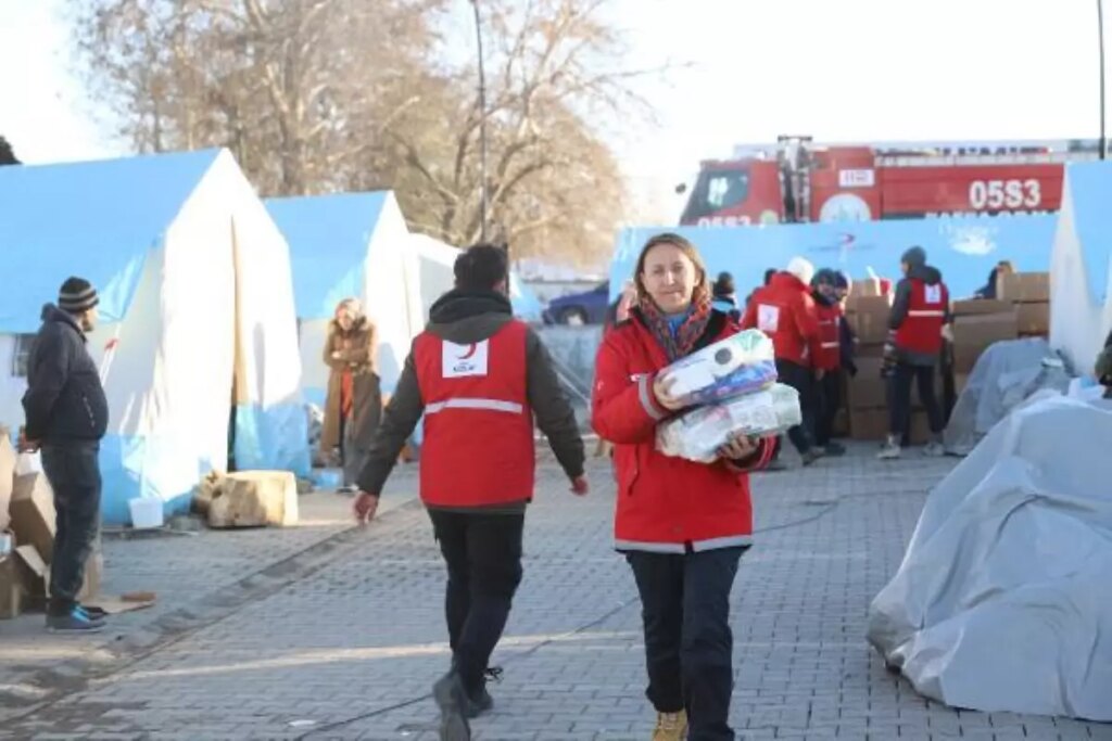 Kızılay’ın gönüllü kadınları, sahada çalışmalarını sürdürüyor