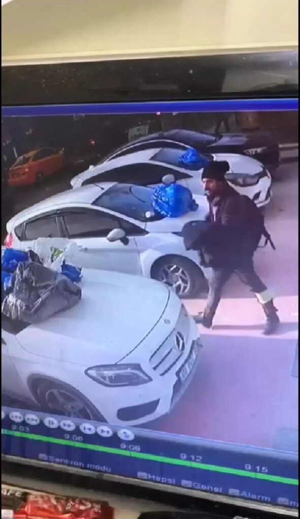 Park halindeki araçların üzerine çöp döküp, metalle çizdi; o anlar kamerada