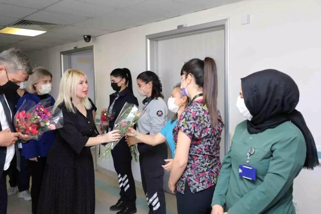 Rektör Özkan depremzede kadınlarla bir araya geldi