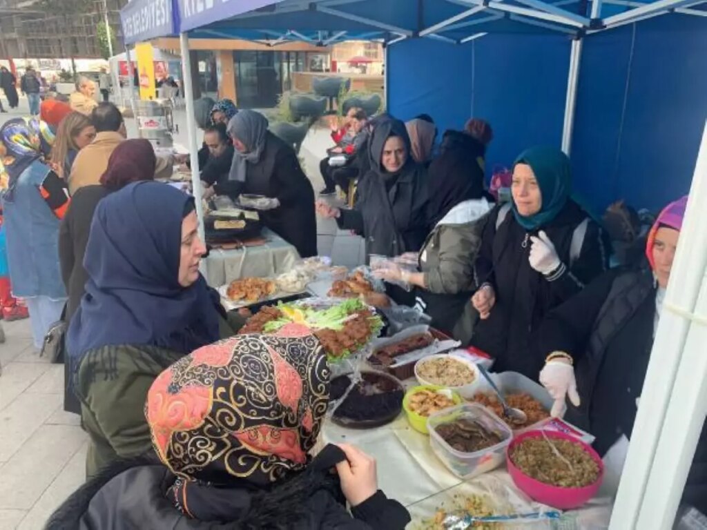Rizeli kadınlardan depremzedelere ‘8 Mart’ kermesli destek