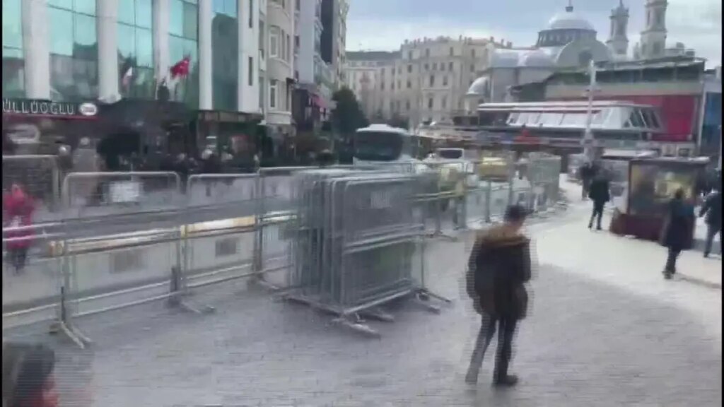 Taksim Meydanı’nın Çevresi Polis Bariyerleriyle Kapatılmaya Başlandı