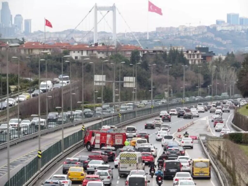 Üsküdar’da yağmur kazaya neden oldu