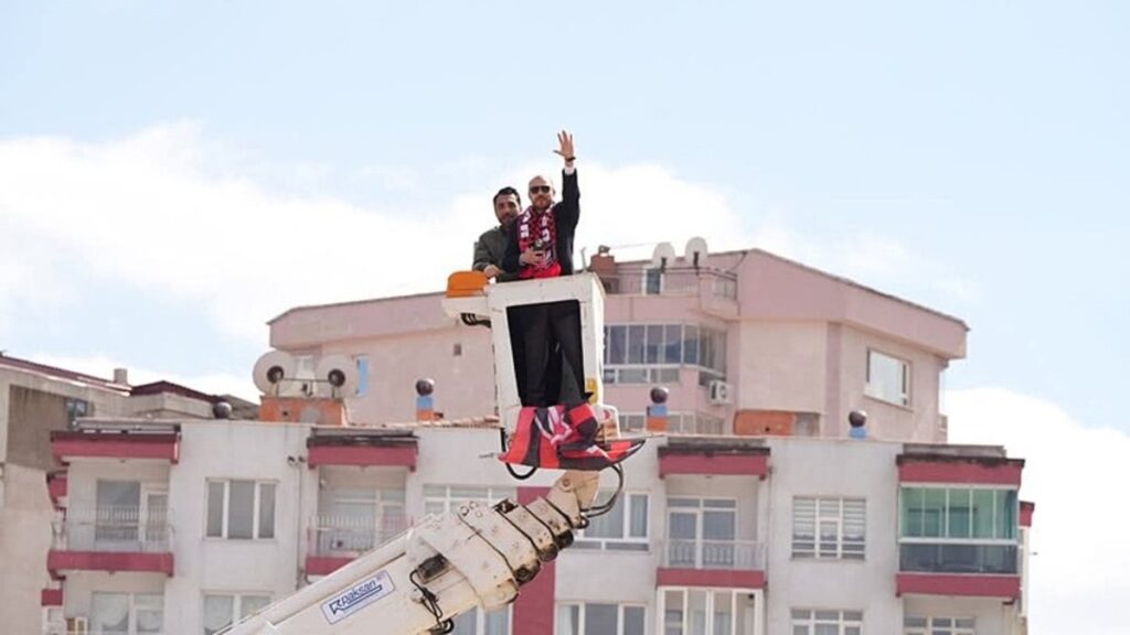 Başkan maçı vinçten izledi