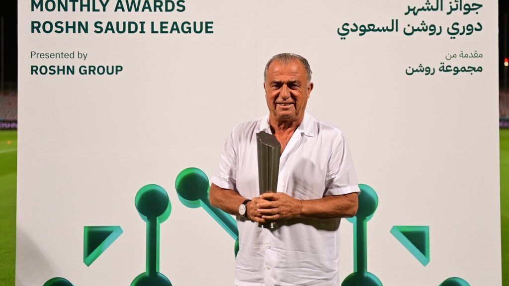 Fatih Terim “Ayın Teknik Direktörü” ödülünü aldı.